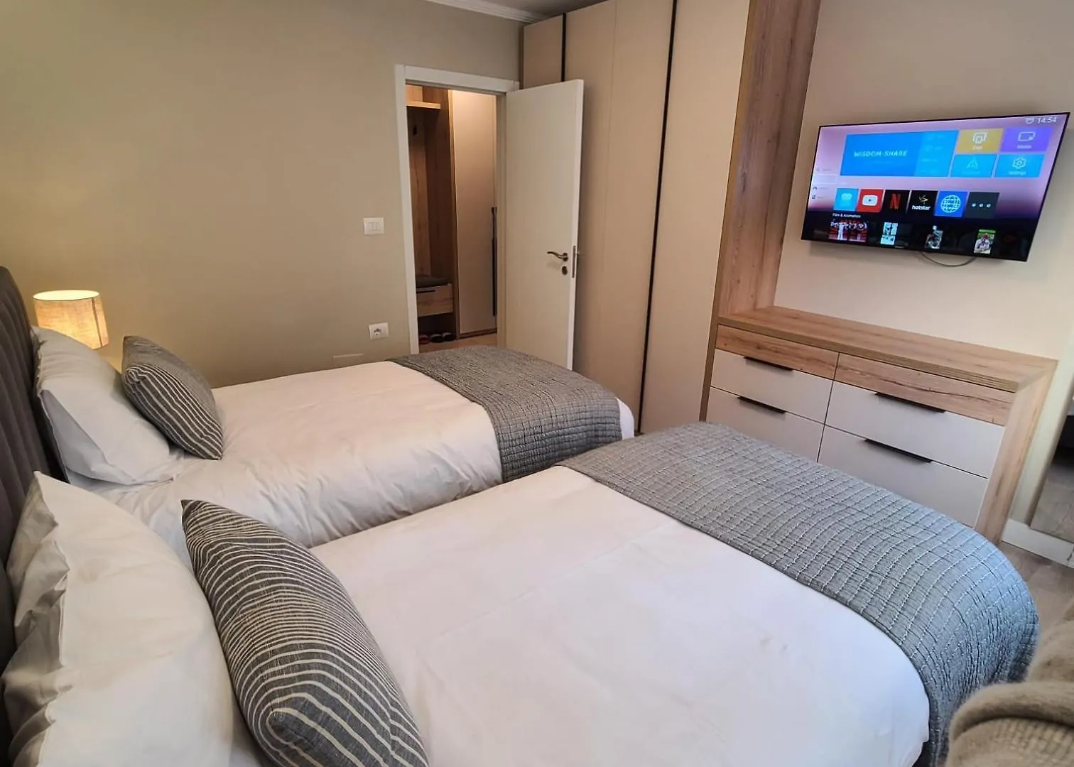 Tesa Apartment, Accommodates 4, Next To City Center, With Ac And Wifi 地拉那