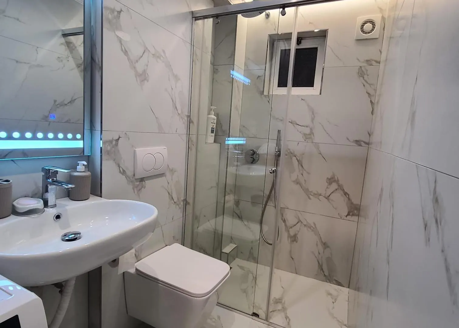 Apartment Tesa Apartment, Accommodates 4, Next To City Center, With Ac And Wifi Tirana Albania